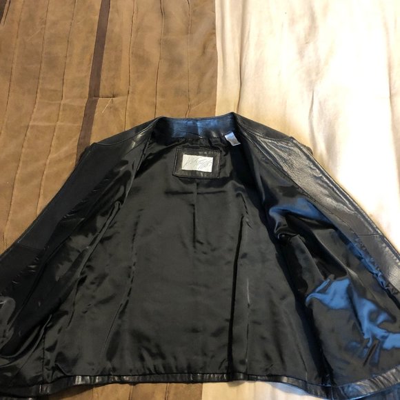 Lord and Taylor Woman's leather zipper jacket - Picture 3 of 4